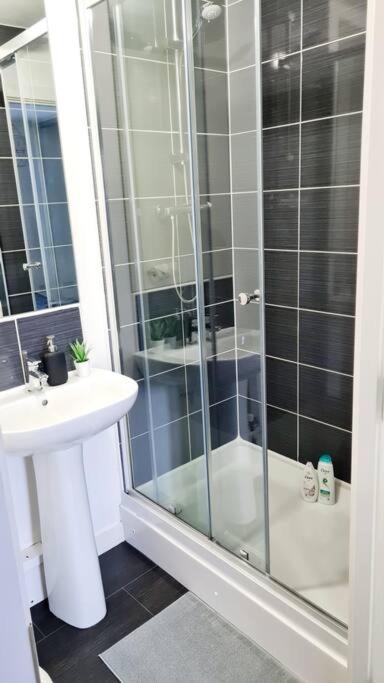Stylish 2 Bedroom Apartment / Free Gated Parking Glasgow Exteriér fotografie